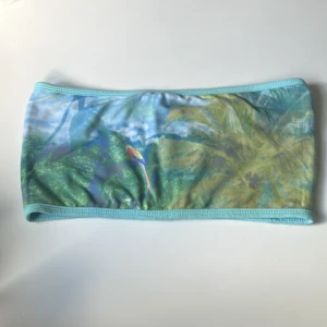 Bandeau top  - Så snygg 2000s bandeau top som är gjord i usa! Den är lite nopprig. Jag på bilden är 170cm och har strl 36 på överdelar. Klicka på köp nu <3