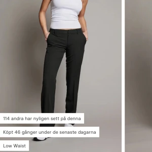 low waist kostymbyxor  - svarta low waist kostymbyxor från bikbok dom är stlk 40 men mer som 38