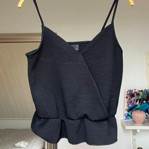 Svart topp - Snygg, svart topp i stl M men passar även en S. 