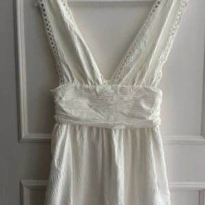 Jättefin sommarklänning! - Säljer en helt oanvänd klänning som tyvärr är för stor för mig. Köpt förra året på en marknad i Grekland men har som sagt aldrig använt. 