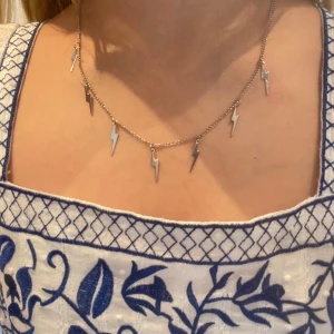Silver halsband med blixtrar - Är i bra skick