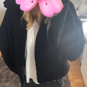 Supermysig Teddyjacka - Säljer jackan efter som den vart för liten för mig!❤️ Den är i superfint skick, även varm och gosig som passar perfekt till hösten/vinter💓