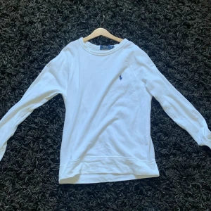 Vit polo tröja  - En vit Ralph lauren i storlek XS, inte använd mycket 