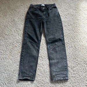 Grunt Jeans - Snygga jeans som är bra skick men en liten defekt vid hälen.