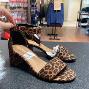 Leopard klackar  - Helt nya  Finns i dessa storlekar : 37,39