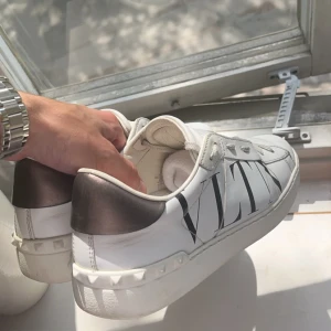 Valentino Garavani Skor - Valentino Garavani Skor i storlek 38. Cond 7/10. Använda men fortfarande fint skick. Allt og kvar. Perfekta för sommaren. Nypris 4999, mitt pris 1699. Hör av dig vid minsta fundering!