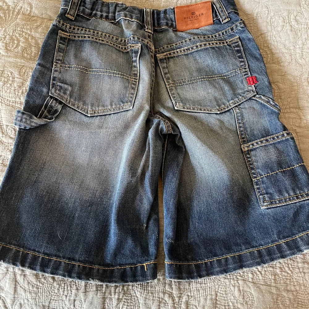 Jeansshorts från Tommy Hilfiger i stl 10. Passar ett barn i åldern 10-13 år. Obetydligt använd och i mycket gott skick. . Shorts.