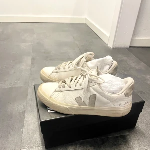 Veja skor - Säljer mina veja skor i storlek 37 då jag inte använder dem längre. Dom är väl använda men är ändå i hyfsat bra skick. Slitna vid hälen på insidan av skon. Köpte för.                1 695kr