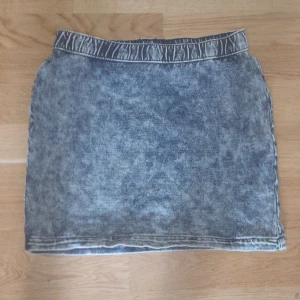 Jeans tjol utan fickor från H&M - Jeans tjol från H&M utan fickor i bra skick (använd)