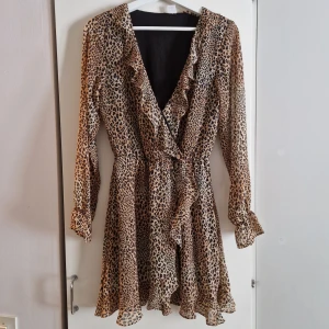 Klänning - Superfin leopardmönstrad klänning från hm, använd fåtal gånger säljer då den blivit för liten för mig