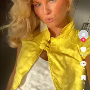 Jättefin gul bolero som är köpt från plik för 450 helt enkelt inte har kommit till andvänding (Lånad bild skriv så skickar jag direkt flera )  - Passar till alla tillfällen  Sann till sin storlek  Sitter inte tajt o inte för pösigt 