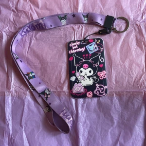 Kuromi nyckelband - Kuromi nyckelband från kawaii, plasten är lite trasig där man sätter in kortet men funkar bra ändå. Enkel att ta in och ut kort men går att blippa när kortet är inuti🎀🤗