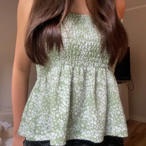 Sommar topp  - Jättesöt sommartopp! Aldrig använd 💗 säljer pga att den inte kommer till användning 🌟Funkar att ha som kjol också!!