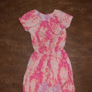 Klänning - Klänning med inbyggda shorts, väldigt luftigt material, har elastiska axlar och midja.