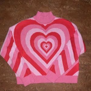 Hjärthoodie - En tröja med hjärtan på, perfekt för alla hjärtans dag.