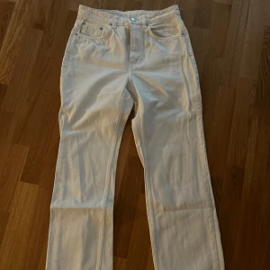 Vita jeans - Vita jeans från weekday. Knappt använda och helt fel o fläckfria  Storlek 27x30