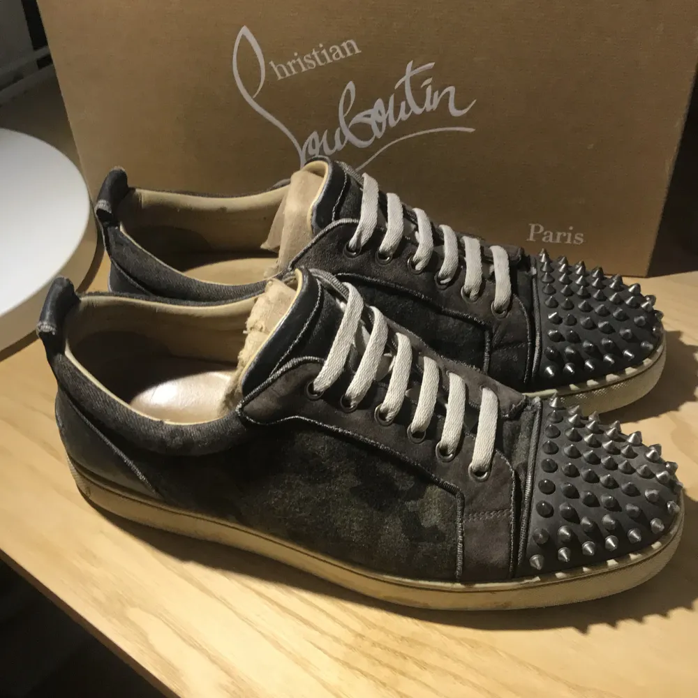 Tja, säljer nu dessa snygga sällsynta Christian louboutin. Skorna är i sthlk 41,5 men passar upp till 42,5! Kondition: 8/10. (Defekter kom priv) 2999:- priset är inte hugget i sten vid en snabb eller smidig affär. Hör av dig vid minsta fråga! 🙌🏼. Skor.