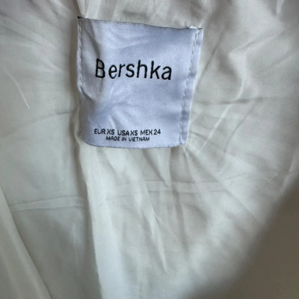 Tunn röd jacka från Bershka. Storlek XS. Sitter oversized. Enbart använt ett par gånger. Köpt från Zalando. Slutsåld. Nypris: 399kr.. Jackor.