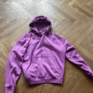 Hoddie från Weekday  - En hoddie från weekday som aldrig använts och är i mycket bra kvalitet 