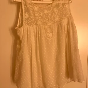 Blus  - Vit blus från zara i storlek XS