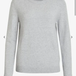 Stickad från Vila - Stickad tröja från Vila som är köpt ny i butik!!!!!!! Bra skick om man inte tänker på det lilla hålet som jag sytt igen som du kan se på sista bilden!