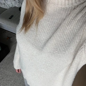 Stickad tröja - Stickad tröja med snörning och knyte i ryggen