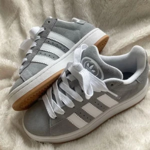 Campus 00 skor - Säljer ett par campus skor då jag inte använder dom längre. Använda men syns knappt. Bilden är lånad men vid seriöst intresse kan bilder självklart skickas privat! ❤️  Vid frågor är det bara att skriva! ❤️