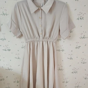 Preppy style dress - Coarse hemp. Length 98cm.  Bust 96cm. Shoulder 40cm. Sleeve 20cm. Elastic waist. One size. Från aleeby. Mjuk. De hade inte min färg i lagret. Medium. 34 till 38. 150kr st.  Byte går bra. Passar small bäst.