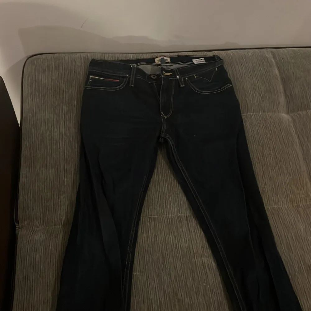 Aldrig använda o bara legat i min garderob, jeansen är tighta i midjan och långa i benen så perfekt om man är lång och smal! Tar gärna emot byten!. Jeans & Byxor.