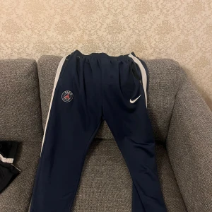 PSG byxor str L - De är använda ett par gånger men har inga hål eller något sånt om ni har några frågor så är det bara att skriva👍