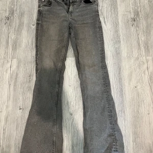 Lågmidjade bootcut jeans  - Ett par bootcut jeans från Gina i storlek 158. Original pris= 300 men säljer för 160. Inga defekter förutom en liten fläck i fickan (zooma in) 