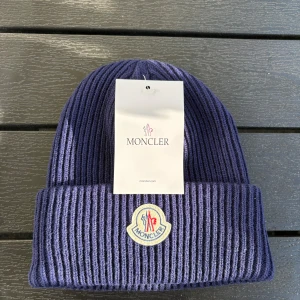 Moncler Mössa - Moncler beanie i jätte god skick. Riktigt nice inför vintern. Diskuterbart pris! Tveka inte att dm:a om ni har frågor eller vid intresse!