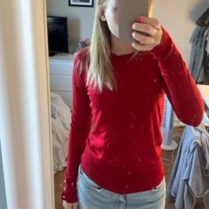 stickad tröja - röd stickad tröja med knappar, använd max 3 gånger och inga defekter❤️