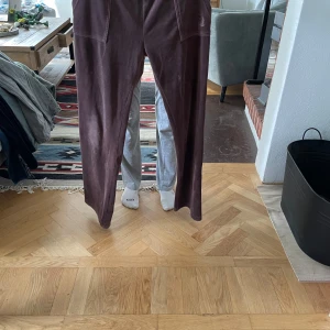 Juicy Couture  - Säljer mina juicy byxor i storlek M för 300 men pris kan diskuteras. Säljer för jag inte använder dom längre. Ganska används men fortfarande i väldigt fint skick. Original pris för 1200.