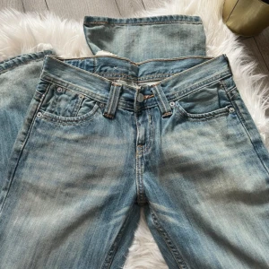 Levis lågmidjade bootcut jeans - Så så fina men är tyvärr alldeles för långa för mig. Innerbenslängd 88cm, midjemått 35cm💗 superskick!