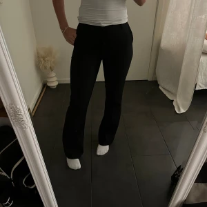 Kostymbyxor  - Svarta kostymbyxor från Bik bok. Det finns en liten så tråd där vid dragkedja på byxan men inget som syns. Köparen betalar för frakten 🌸