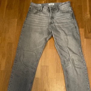 Jack & Jones jeans - Tja, säljer dessa grå J&J jeansen i modellen Losse/Chris. Strlk W28/L32 Utmärkt skick! Säljer dessa pågrund av att de aldrig kommer till användning längre. Ny Pris= 700kr Kan säljas billigare vid snabb affär