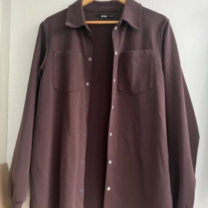 Jacka - Sommar jacka/ skjorta i finare kvalite.  Tjockare tyg så kan användas som jacka i sommar. Använd 1 gång.