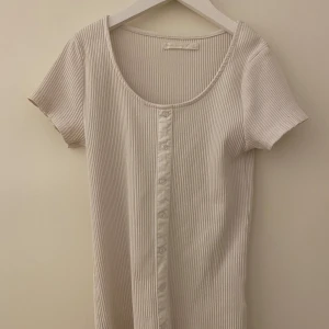 Fin tröja - En fin tröja med knappar på, vet ej vart den är köpt men den är i väldigt fint skick💗