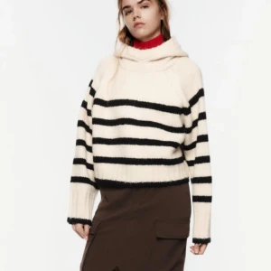 Stickad hoodie  - Randig stickad hoodie från zara som är använd ca 2 gånger💕