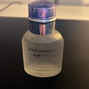 LIGHT BLUE POUR HOMME EAU DE TOILETTE 40 ML - 40ml, 95% kvar. Lite repig flaska, därav det billiga priset. Autentisk, skriv om ni har några frågor.😊