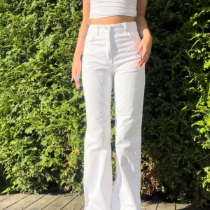Vita jeans  - Från Zara, nypris 400 kr💖 Paketpris om man köper flera saker från min sida, lägger upp massa nytt nu!💖 Allt doneras 15 aug, köp innan det <3 Bra längd för mig som är 176