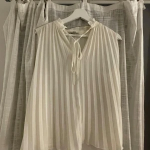 Blus - Vit gullig blus🤍