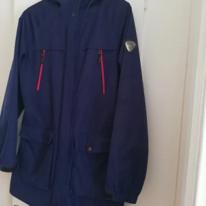 Regnjacka - Nanok. Använd. Stl 38