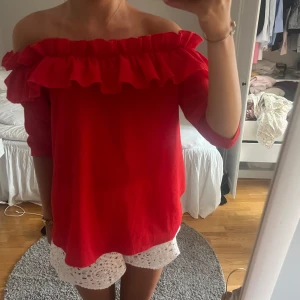 Blus - Söt blus i strl S, kommer ej till användning. 100kr