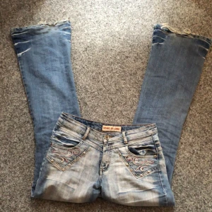 Dong di long jeans - Säljer mina jättefina low waist dong di long jeans!🤍 min mamma köpte dom typ 2004 så dom är ganska gamla men inget som märks🙌🏽 midjemåttet är ungefär 37 och innerbenslängden är 77cm👍🏼 är lite sliten där nere (se på sista bilden)
