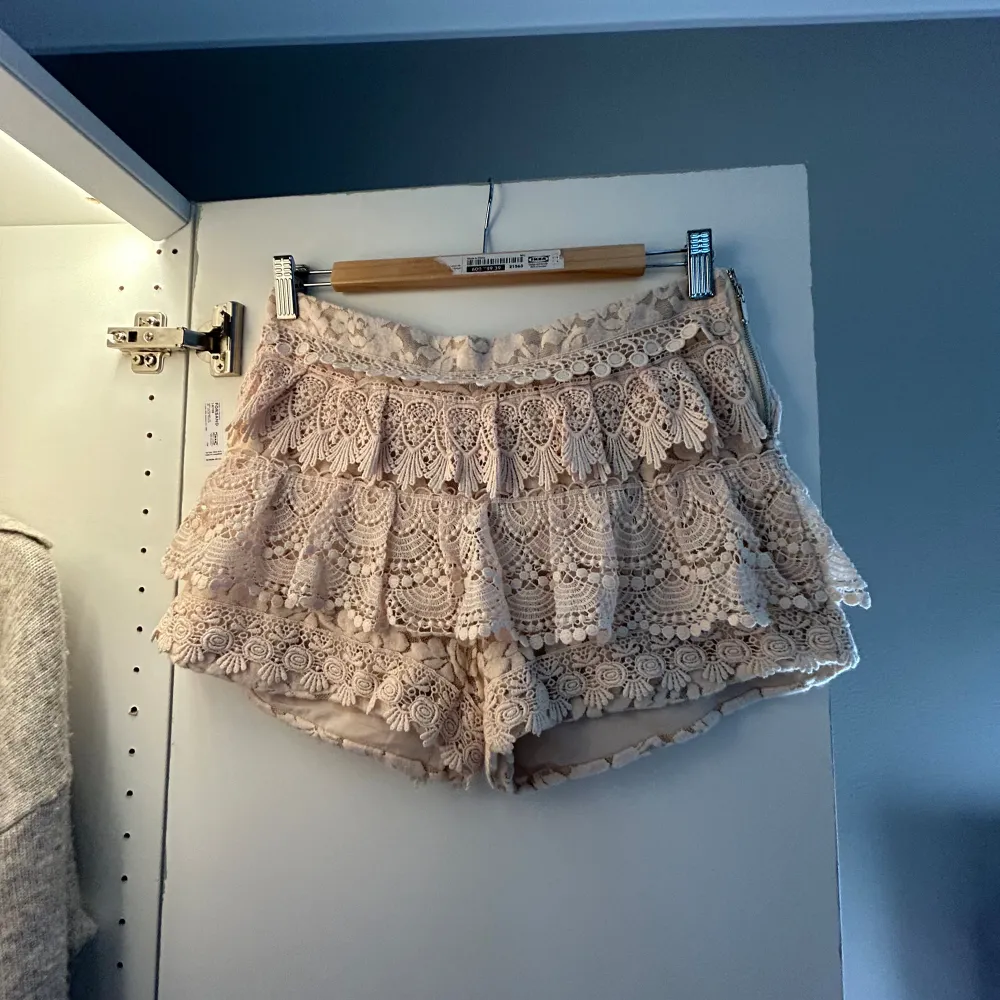 Superfina spetsshorts i beige❤️❤️står ingen storlek men passar s/m. Mycket bra skick!. Shorts.