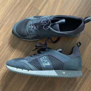 EA7 Skor  - Ganska oanvända, kan rengöras noggrant innan köp. 