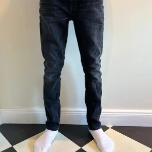 Nudie Jeans - Tjena! Säljer dessa feta Nudie jeans ⭐️ De är sparsamt använda och skicket är 9/10  Priset är såklart inte fast utan kan ändras💵 Om du har några funderingar, tveka inte på att fråga 😊