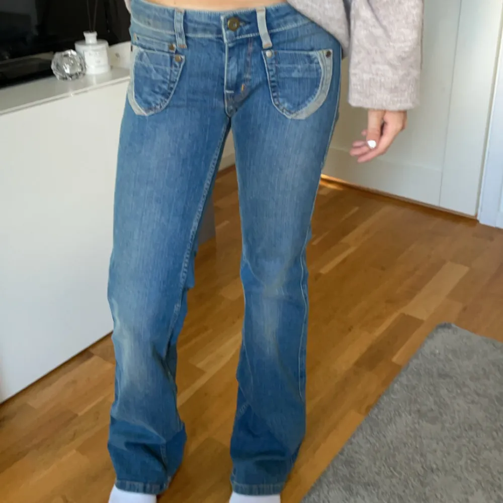 jeans i ungefär storlek 25/32 eller 32, knappt använda och säljs inte längre! passar mig som är kring 170. Jeans & Byxor.